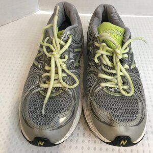 NEW BALANCE WOMENS SNEAKER SIZE 9.5